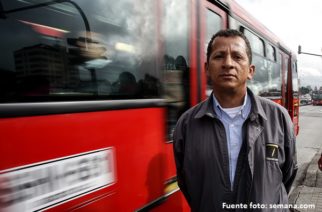 Wilson Hoyos, presidente del sindicato Ugetrans, Unión General de Trabajadores del transporte en Colombia, toma parte de la protesta, el miércoles 29 de julio de 2015, en la Calle 76 con Avenida Caracas, en Bogotá, realizada por los integrantes del gremio quienes solicitan al Gobierno que cumpla los acuerdos establecidos, entre ellos y que se obligue a Uber, que presta servicios especiales, a que se convierta en una empresa de transporte. Foto: Carlos Julio Martínez / SEMANA