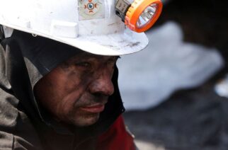 Foto de archivo. Un hombre observa mientras el personal de rescate continúa la búsqueda de mineros atrapados tras una explosión en una mina de carbón en Sutatausa, Colombia. 15 de marzo, 2023. REUTERS/Luisa González