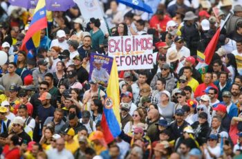 La consulta popular debe ser con un paro nacional